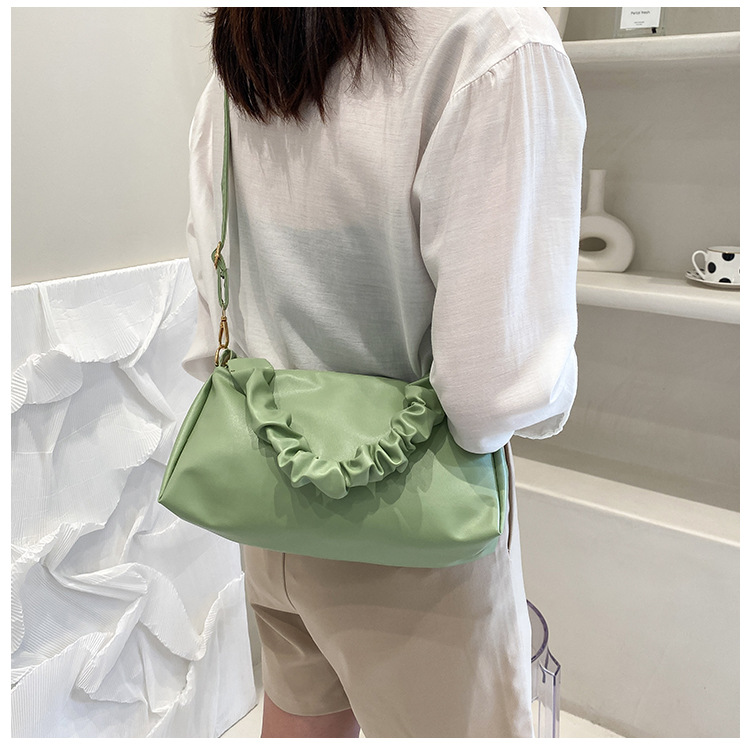 Nihaojewelry Wholesale Simple Casual Soft Leather Fold Solid Color Shoulder Bag display picture 16