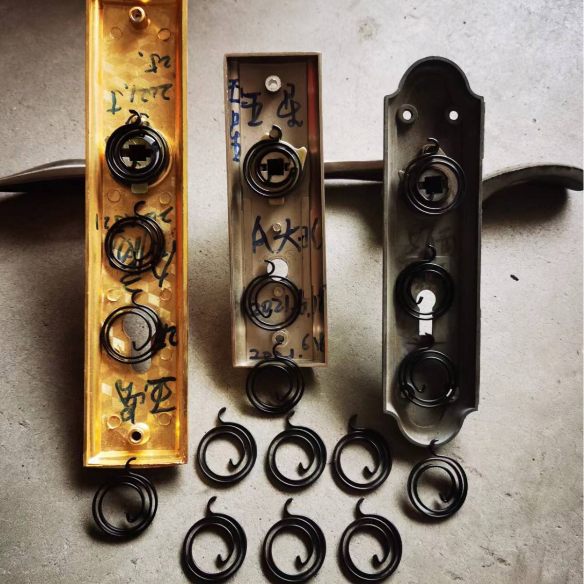 厂家直供执手门锁修复弹簧把手回位扭簧可用10万次以上欢迎订购