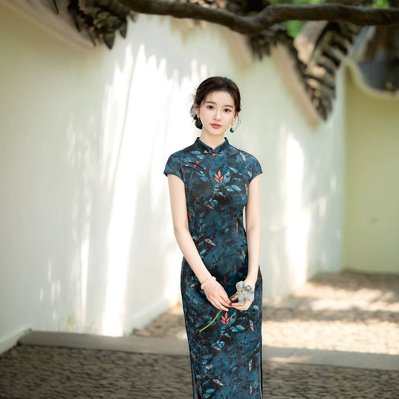 2026 Single-Layer Velvet Dress with a Republic of China Style, Improved and Elegant Qipao, Vintage Print, High Slit, Short-Sleeve Dress