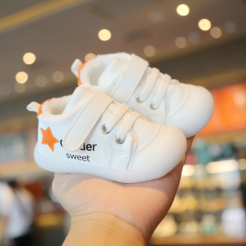Nuevos zapatos de invierno para niños pequeños, dos zapatos de bebé de algodón para niños, zapatos de algodón cómodos de suela suave, zapatos blancos ligeros y cálidos de cuero