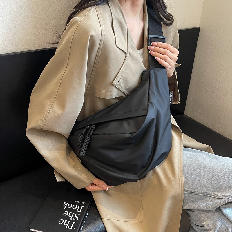 Borsa a tracolla donna modello dumpling elegante versatile_voghion.com