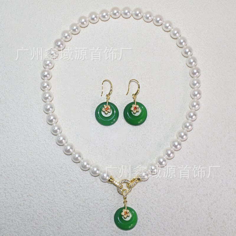 small design necklace from pearl
