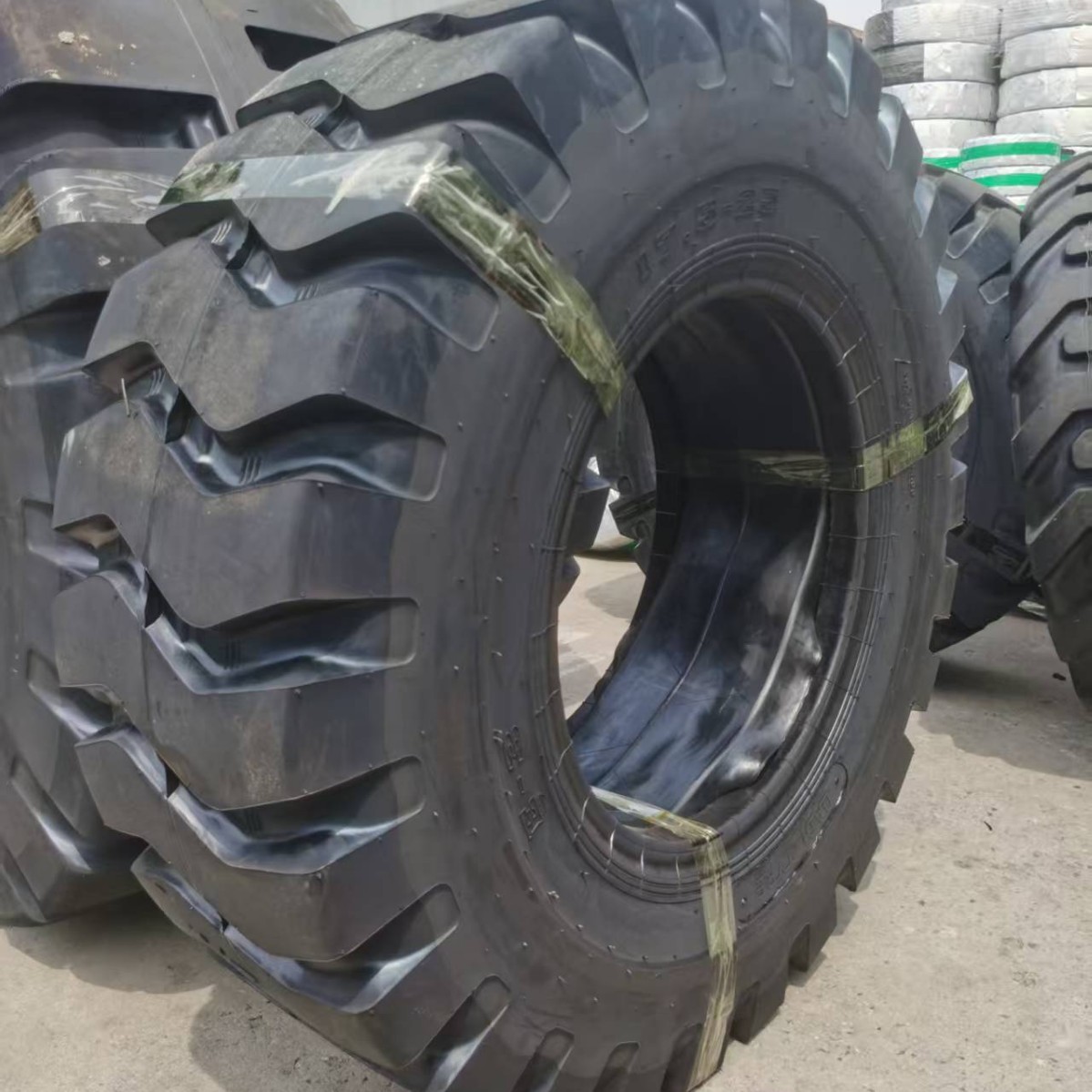 供应30装载机铲车轮胎17.5-25轮胎半实心加深花纹轮胎实心轮胎