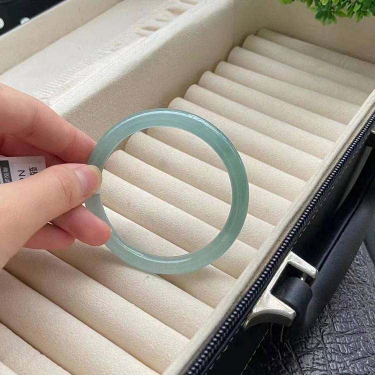 Vòng tay ngọc bích Miến Điện chất lượng cao, băng sáp xanh nhạt, dáng tròn mảnh, đường kính 52–66 mm chi tiết 7