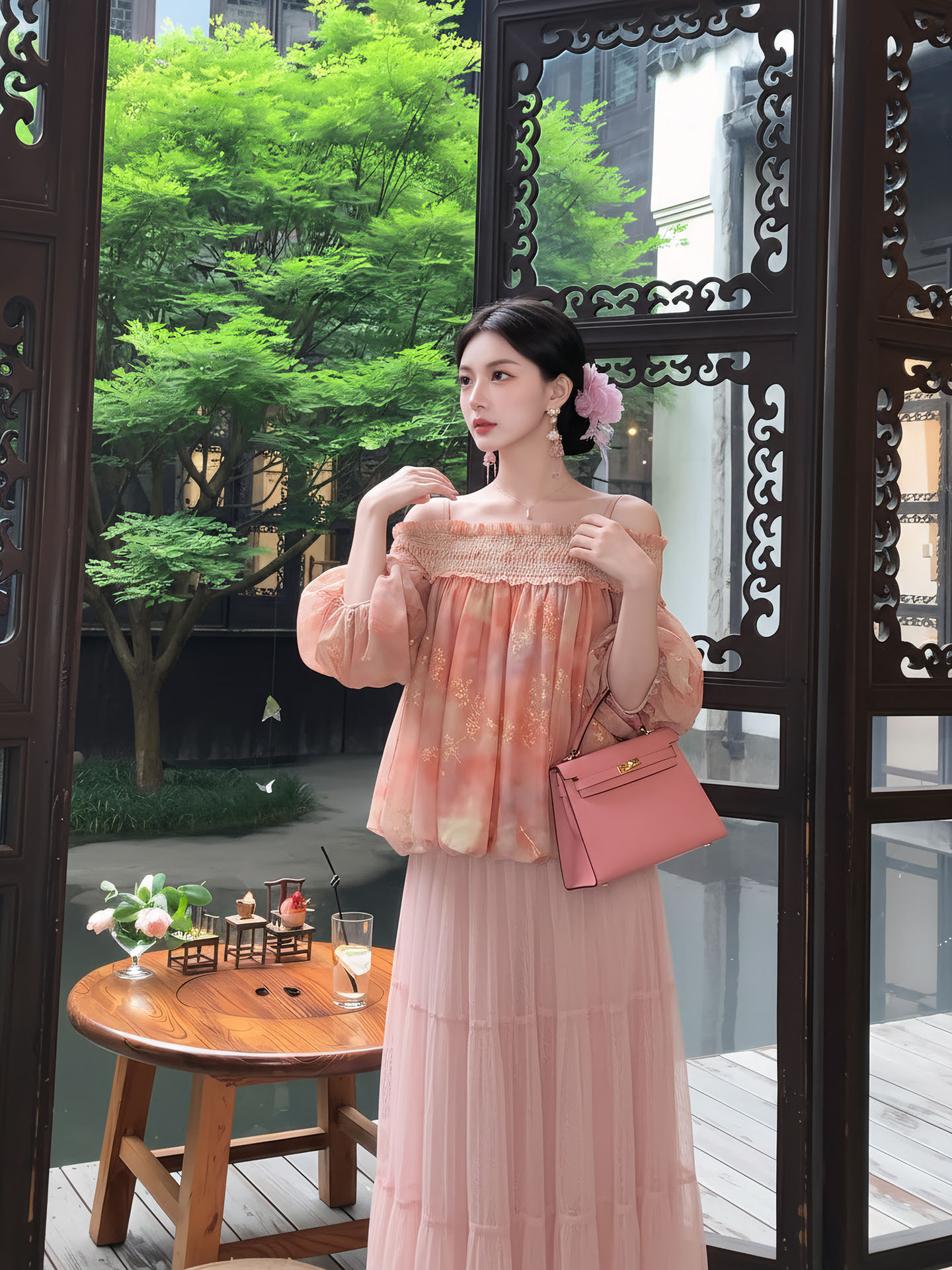 Áo hai dây nữ thiết kế mỏng nhẹ, thêu chỉ vàng, cổ yếm phong cách gợi cảm — Vàng phấn nước