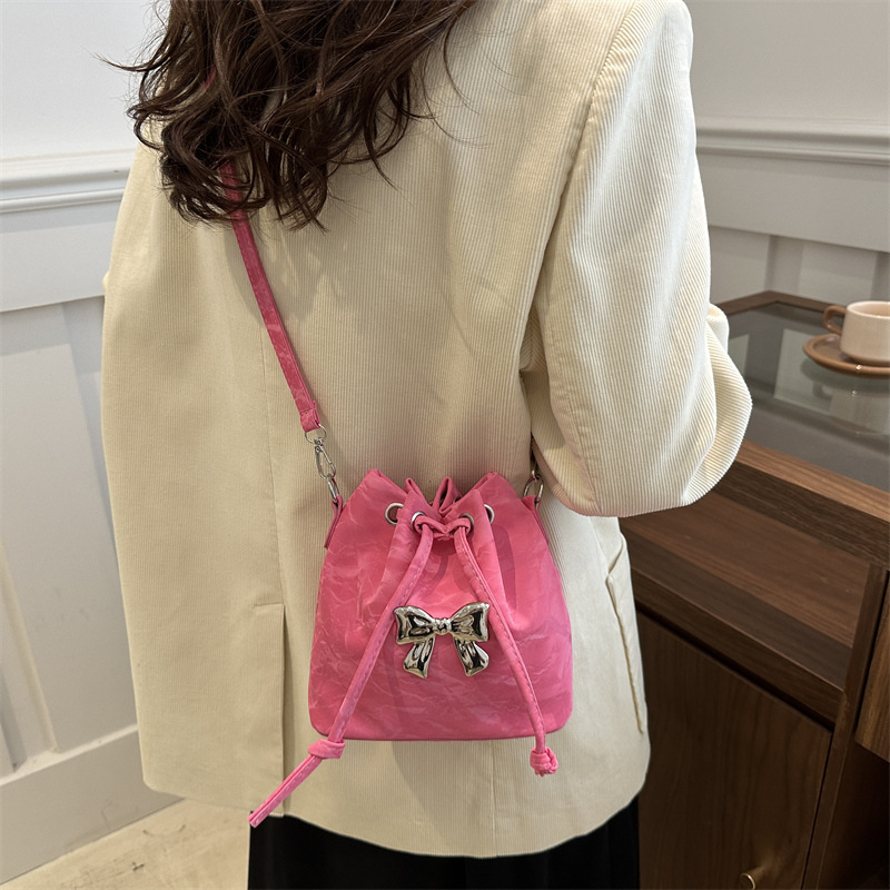 Drawstring fashion bow shoulder mochila 2024 otoño y invierno nuevo estilo versátil bolsas casuales bolsas de cubo para mujeres