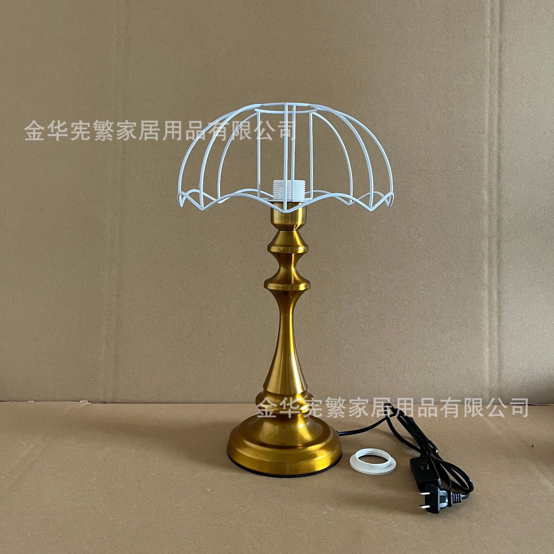 Xiaohongshu recomienda la combinación de marco de hierro con base de metal grande de cobre antiguo dorado E27 con lámpara de mesa retro casera de bricolaje