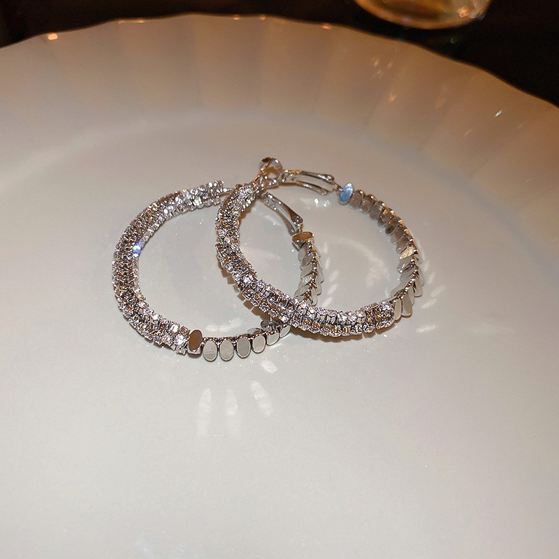 Aguja de plata Pendientes de anillo de elemento transfronterizo europeo y americano Pendientes de nicho de viento frío Pendientes de temperamento de moda Pendientes de lujo ligero y de alta gama