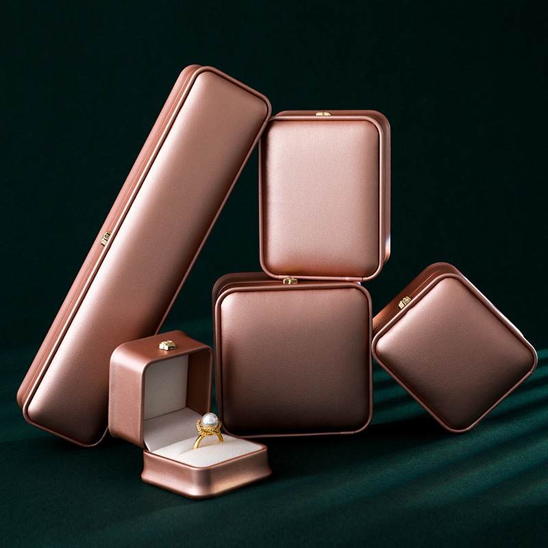 Caja de joyería al por mayor en stock Corona hebilla caja de joyería de alta gama caja de collar de joyería caja de almacenamiento caja de pulsera de anillo