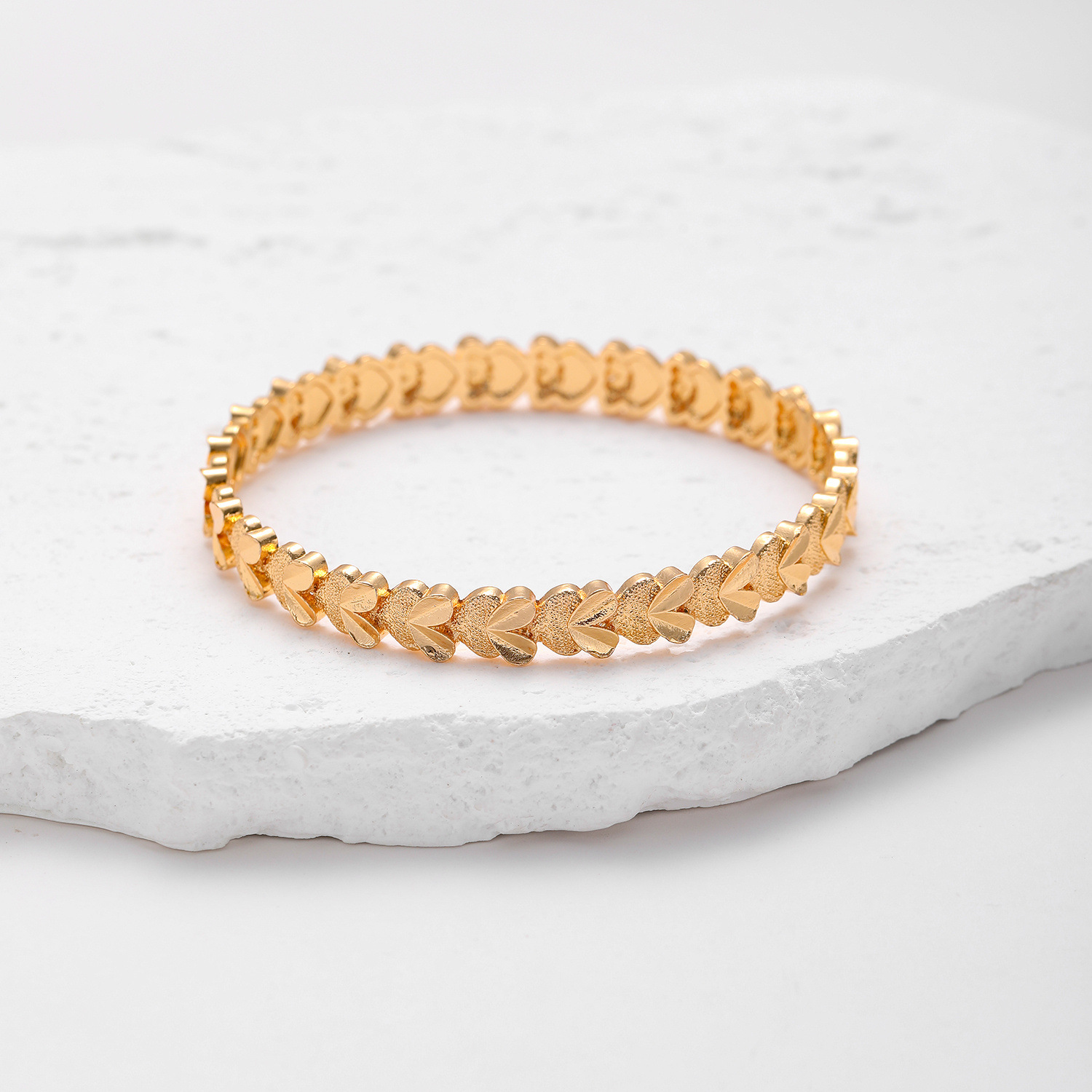 Oriente Medio transfronterizo moda europea y americana un brazalete de flores de automóvil en forma de corazón Dubai moda de citas femeninas joyas de alta calidad