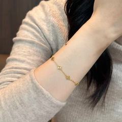 新しい中国風のブラッシュされた五花小チェーンゴールデン四つ葉ブレスレット女性ニッチ新しいハイエンド多用途ハンドジュエリー卸売