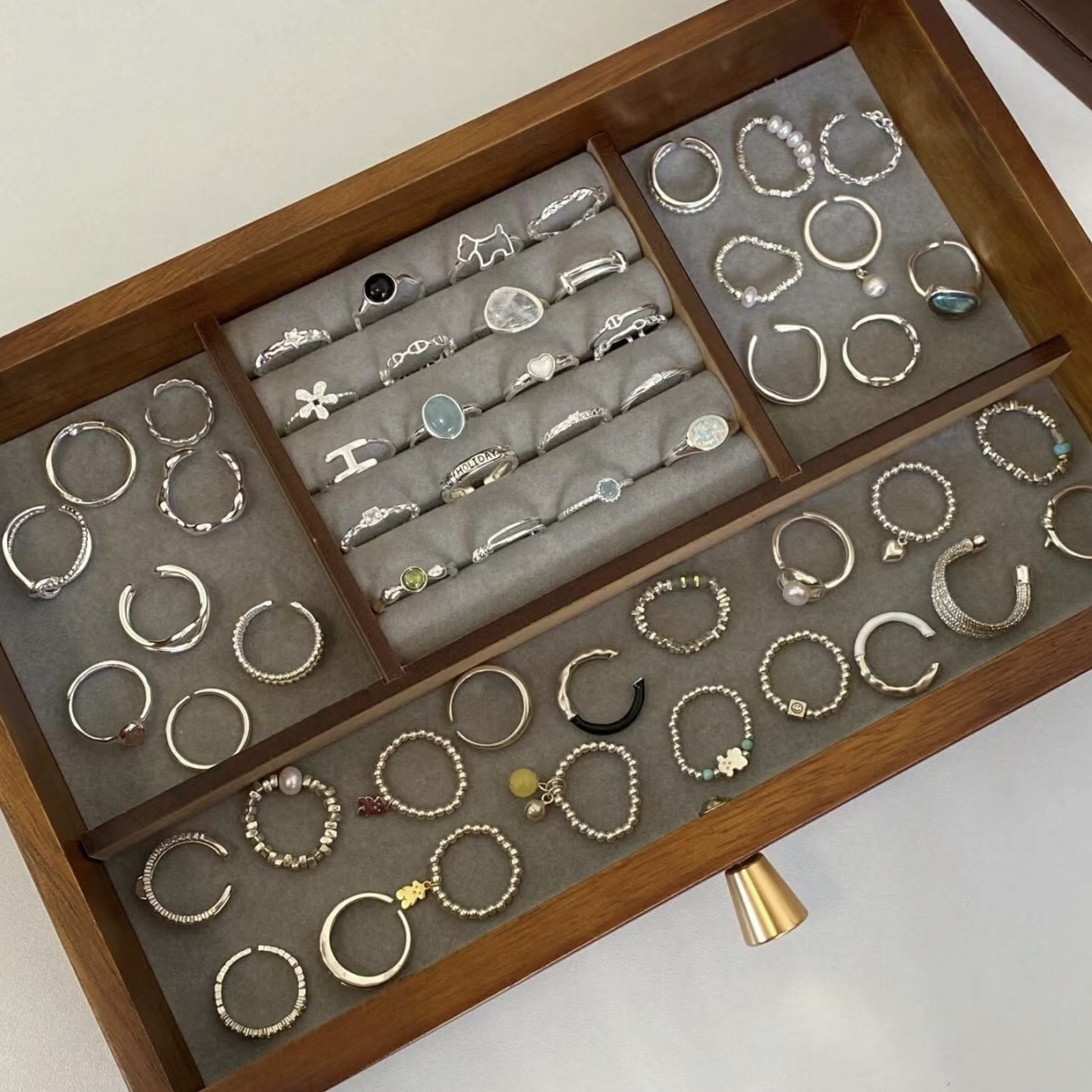 Anillo de apertura geométrica de onda hueca de metal plateado, anillo de diseño de tendencia, joyería de sentido avanzado simple transfronterizo, mujer