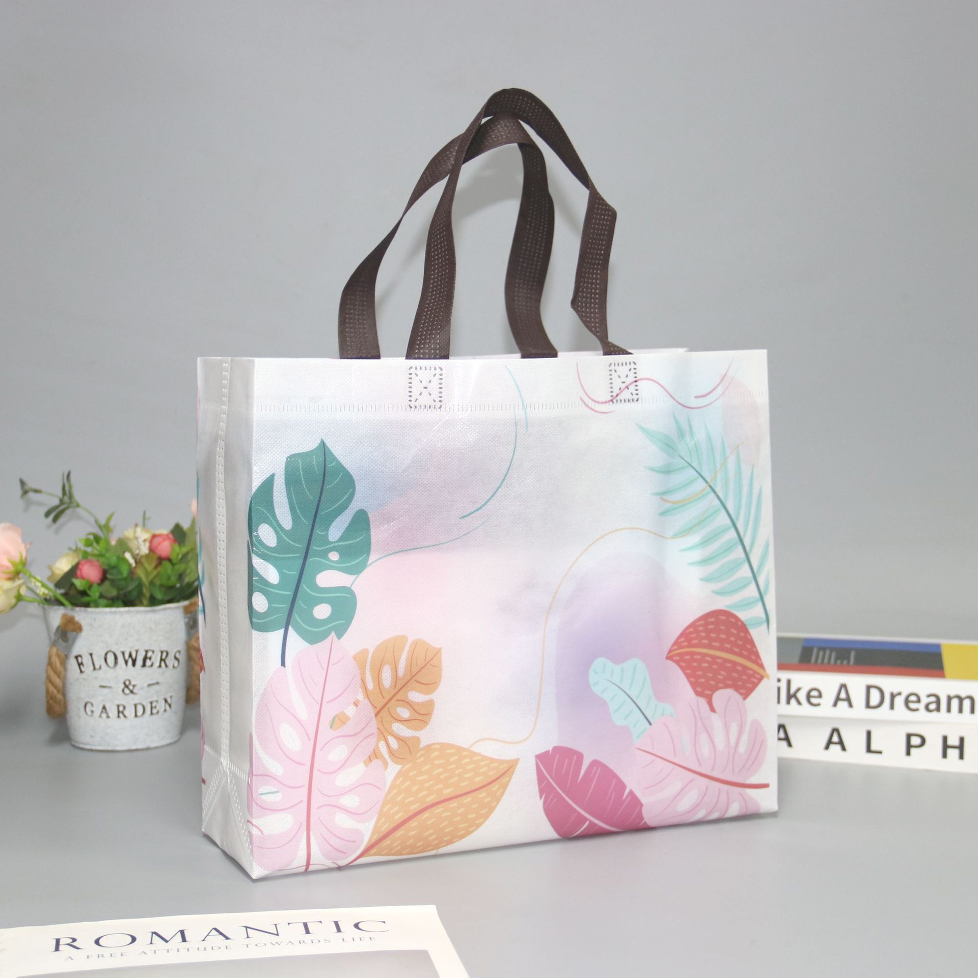 Bolsas de mano no tejidas personalizadas bolsas de compras de color ecológicas bolsas tridimensionales de publicidad corporativa personalizadas