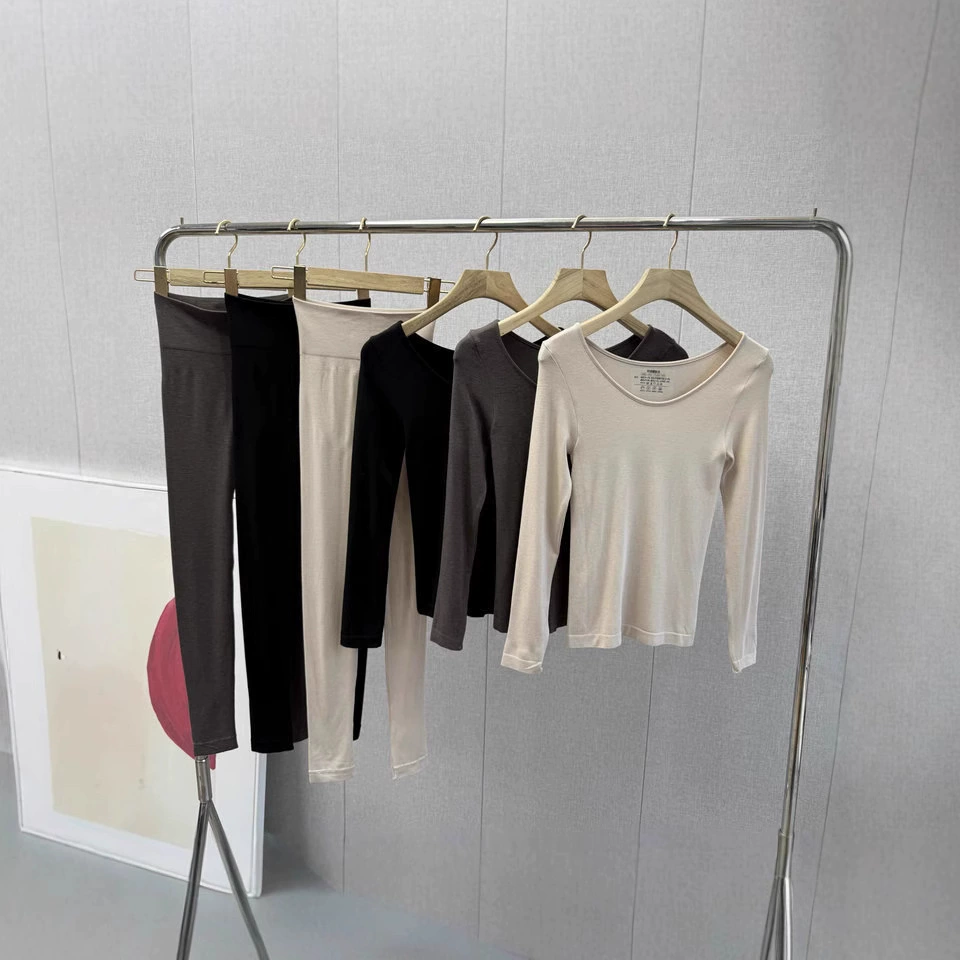 Верхняя часть тела очень комфортна благодаря кашемиру, обеспечивающему тепло, нежную мягкость и бережный уход за кожей. Зимний женский комплект одежды мягкий, универсальный и модный.