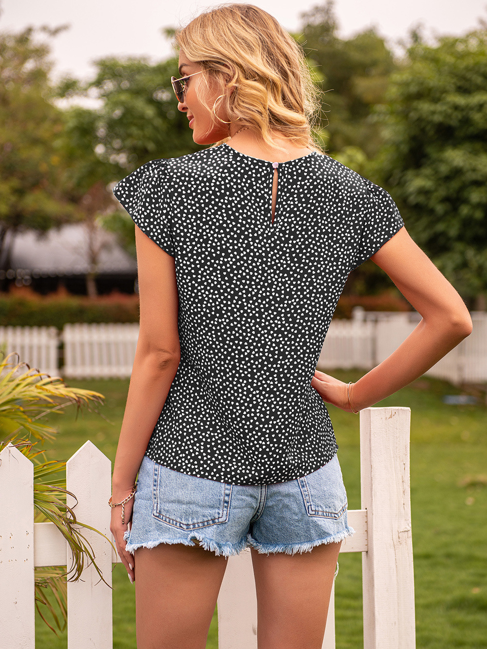 Top con cuello redondo y manga corta con estampado de lunares NSYBL120686