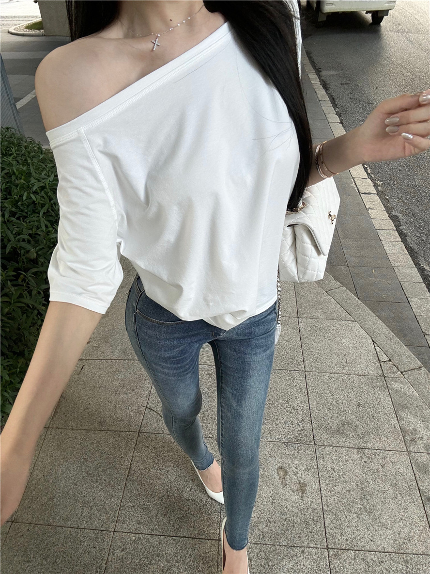 2025 新しい夏のホットガール斜め肩半袖ルーズ Tシャツ女性のカジュアル不規則な無地多用途学生トップ
