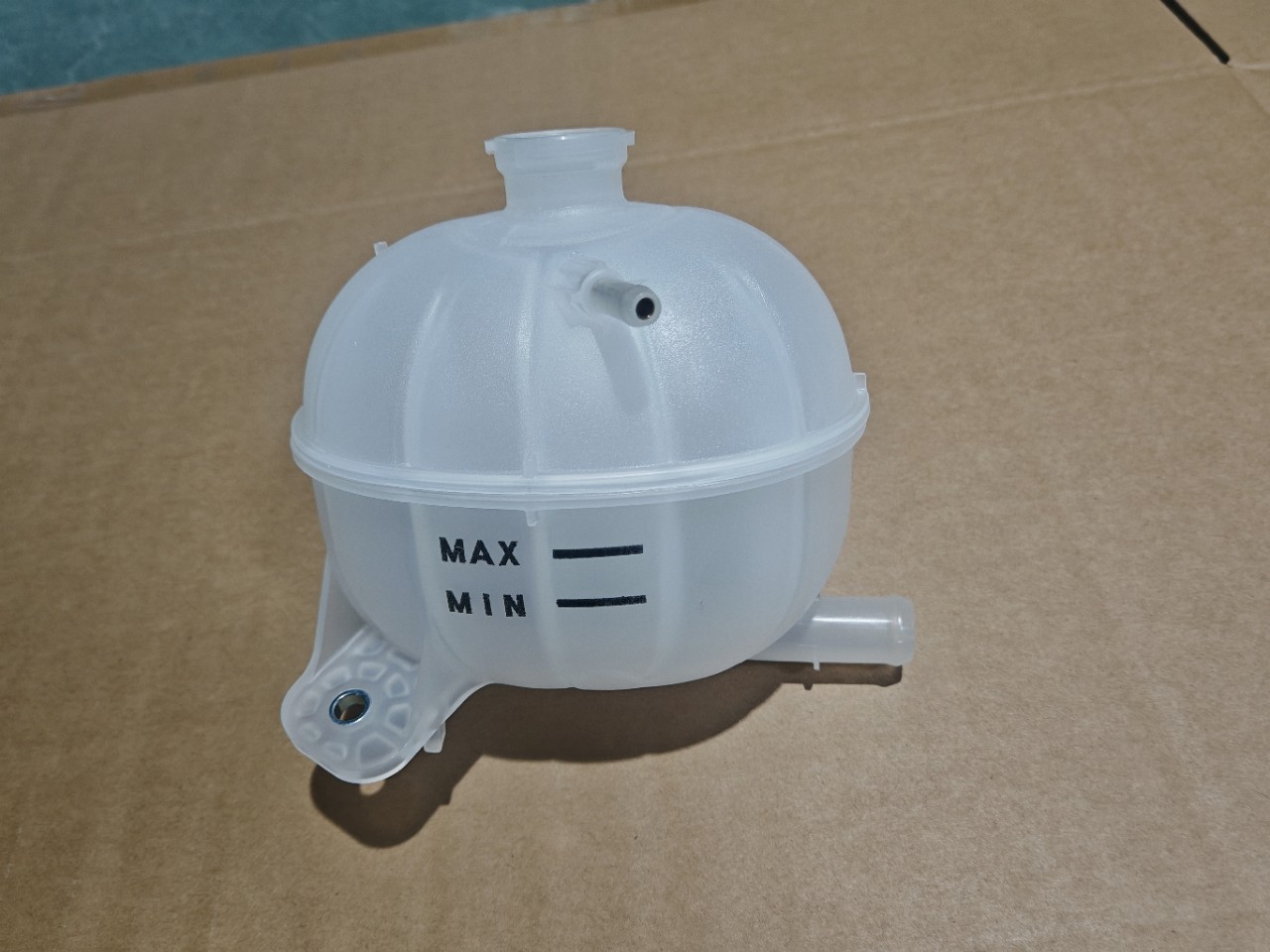 Manufacturers produce new car water tank Tousheng expansion kettle 25431-D3500 Tousheng kettle expansion tank