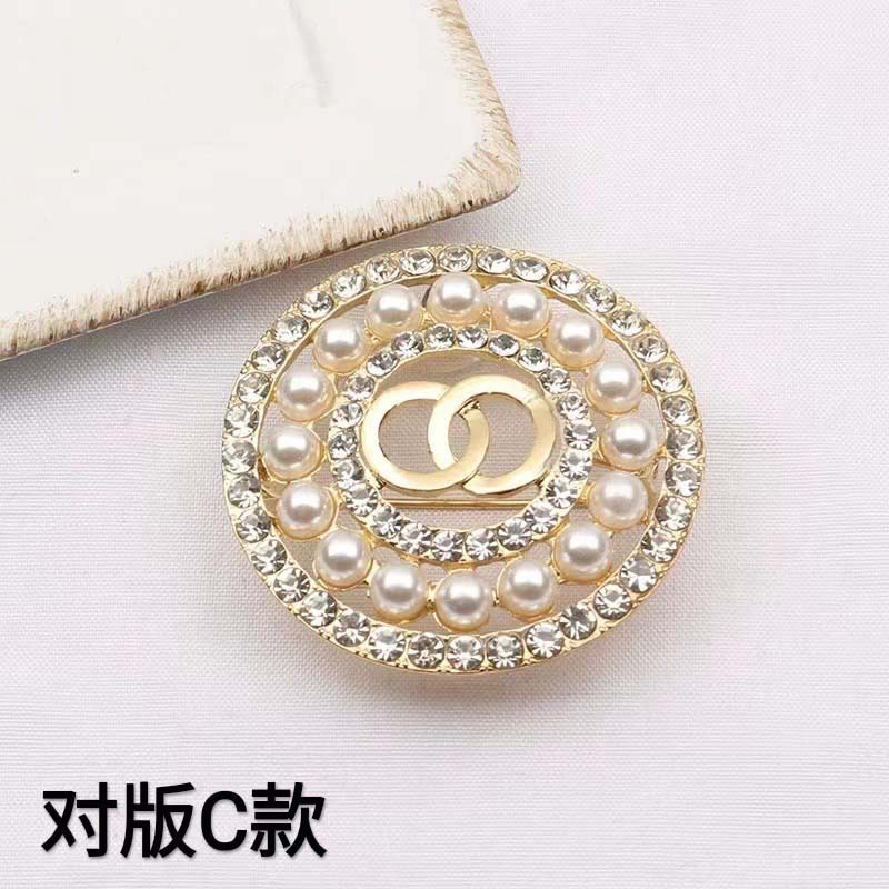 French High Sense Circle Pearl Small Fragrance Style Brooch Female Temperament Celebrity Coat Fragrant Grandma Pin Clothing Accessories