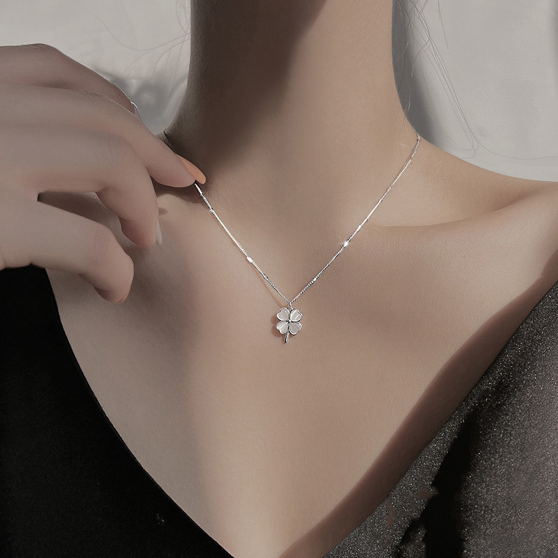 幸运四叶草项链小众简约清新森系设计猫眼石吊坠锁骨链情人节女友