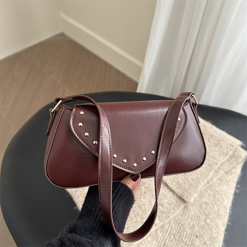 Remache retro textura casual 2024 invierno nuevo estilo estilo occidental a juego moda bolso de luna nueva axila bolso de hombro mujer