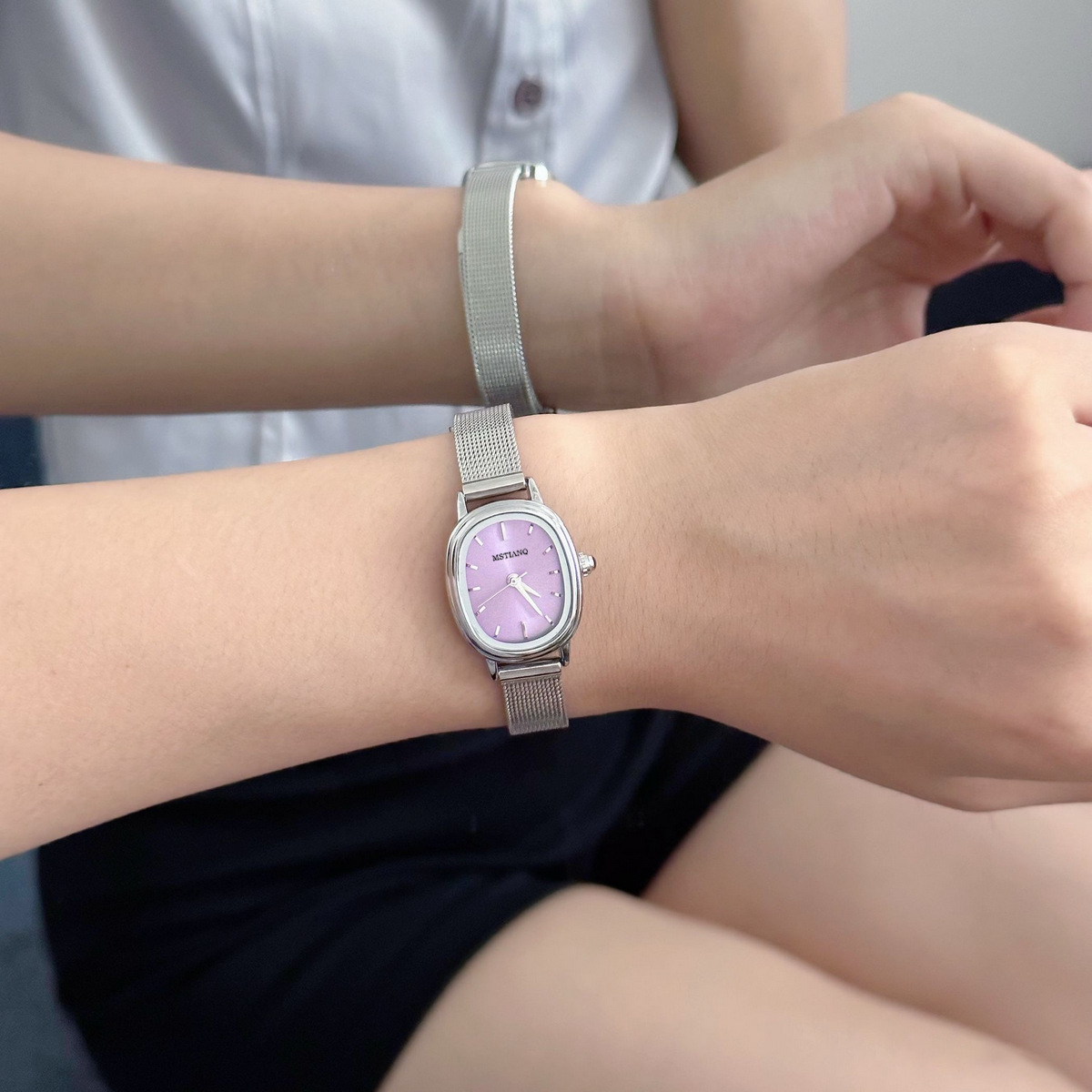 異様な冷淡な風シンプルな楕円銀色の高級感があります。