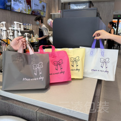 つや消しプラスチック高級厚手婦人服服装店用手提げ袋ins蝶ネクタイ包装プレゼントショッピング