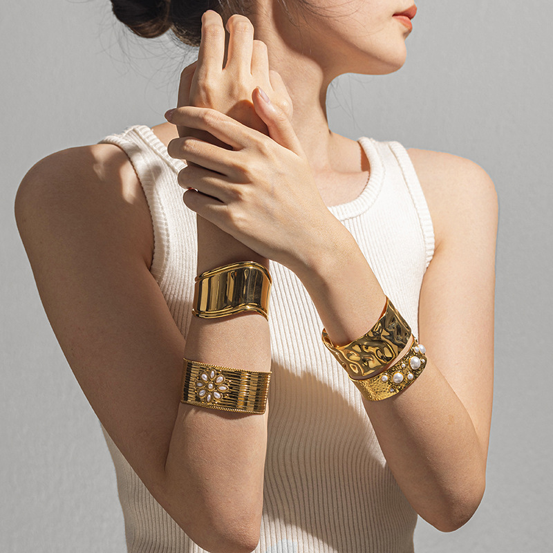 Mujeres de alta calidad pulsera de acero inoxidable de estilo europeo y americano de moda transfronteriza pulsera de acero de titanio