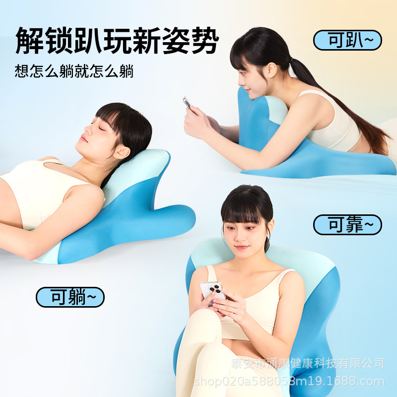 ベッドの上で寝て枕をしてベッドの神器の多機能の腹臥位の枕をして寝ています。|undefined
