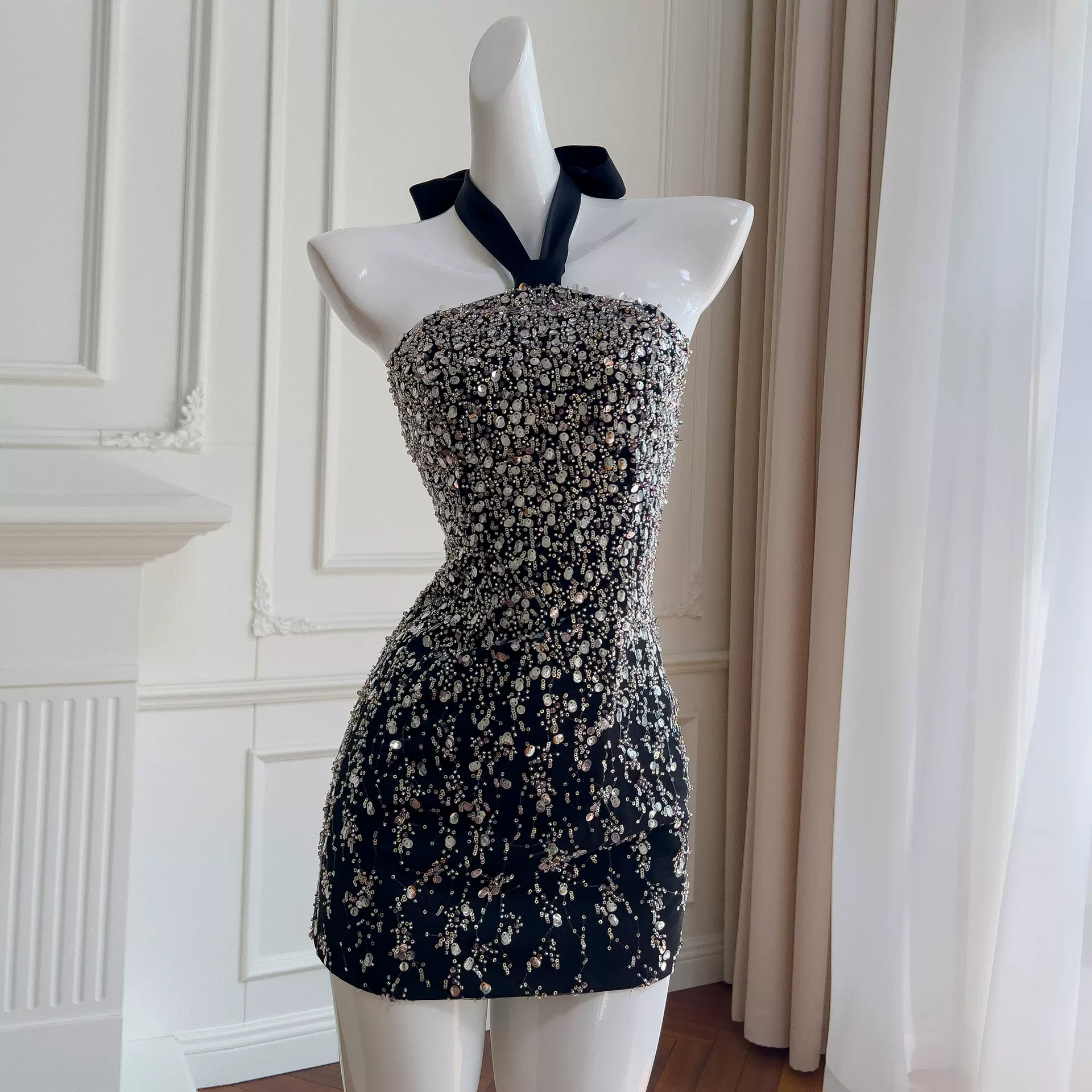 衣阁里拉2025早秋新品黑色其中挂脖抹胸短款气质礼服连衣裙 69379