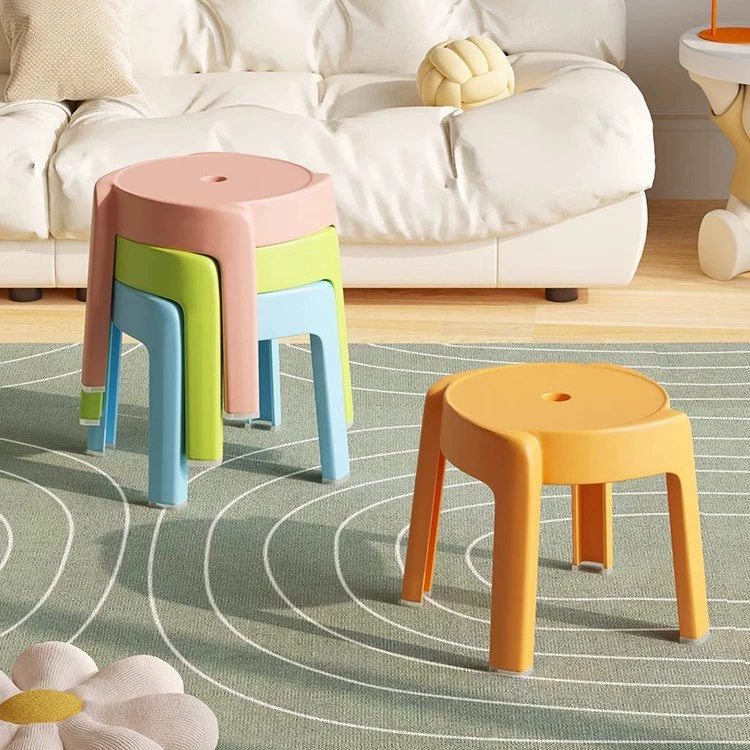 Маленький пластиковый табурет для домашнего использования, утолщенный и штабелируемый, подходит для гостиной, табурета-ветряной мельницы, детского сиденья для ванной комнаты, простого круглого табурета.