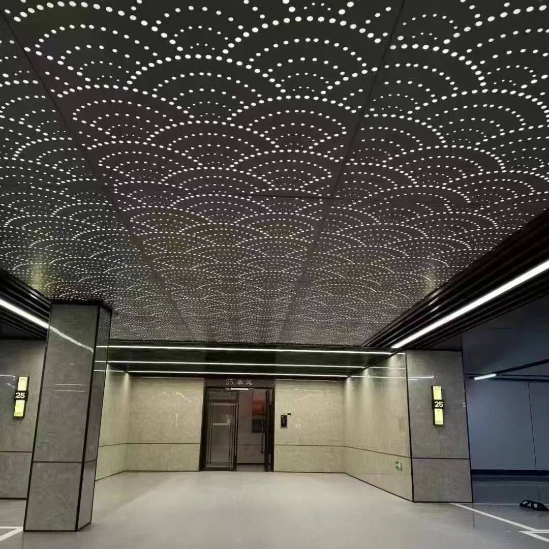 Panel de aluminio perforado para muro cortina, panel de aluminio perforado, panel de aluminio con acabado de madera perforada, marco de puerta, pared exterior, panel decorativo de aluminio con revestimiento de fluorocarbono.