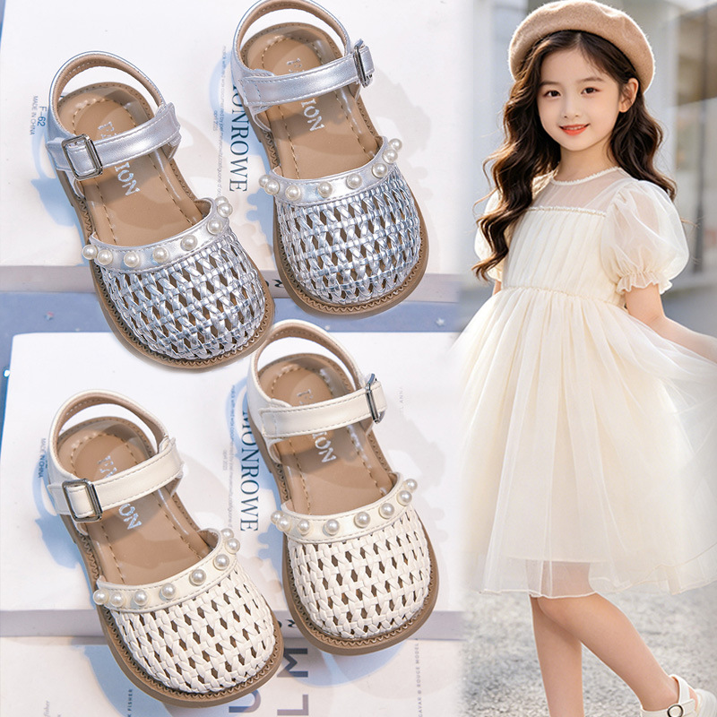 Niñas sandalias de moda versátiles 2026 verano nuevos niños huecos zapatos de princesa zapatillas de tejer para niños grandes