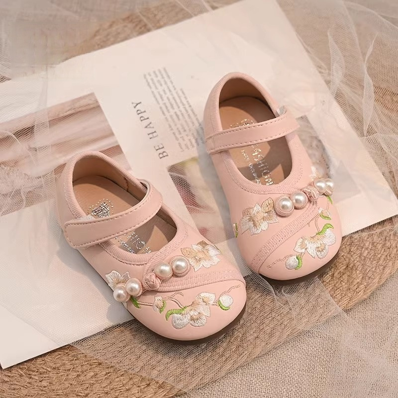 Zapatos Hanfu para niñas, zapatos infantiles a juego con mamianqun, nuevos zapatos de cuero para niñas estilo chino primavera-otoño 2026, zapatos bordados de estilo antiguo. image 4