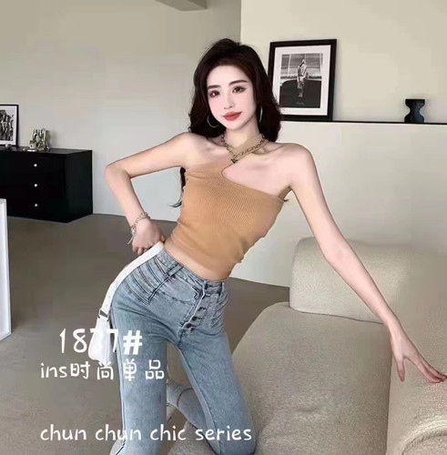 New style irregular sloping shoulders, exposed clavicle, halterneck, beautiful back, inner wear, outer wear, with chest pad, sexy navel-baring camisole for women