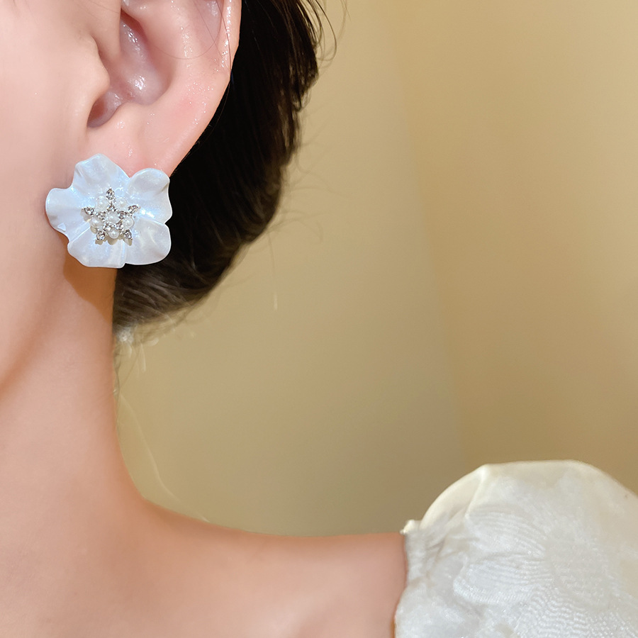Pendientes de perlas de flores de diamantes con aguja de plata Pendientes de temperamento dulce de moda elegante francesa Pendientes de lujo ligero de alta gama mujeres
