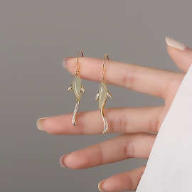 2023新款年年有鱼仿玉石海豚耳环s925银针小鱼耳钩复古文艺简约耳