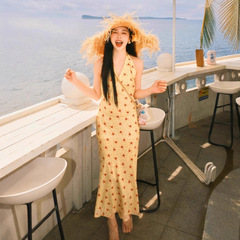 挂脖连衣裙女夏季2025新款法式气质修身收腰V领碎花吊带长裙子
