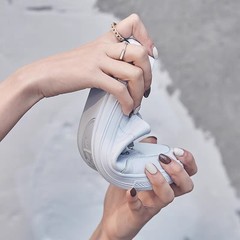 包頭の平底のサンダルの外は2023新型の本革の半スリッパを着ています。