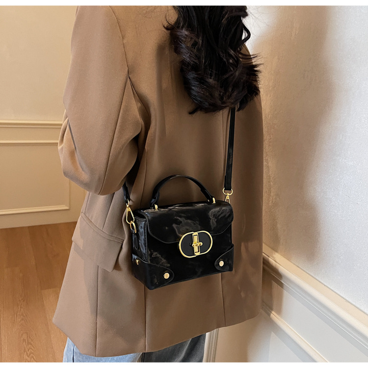 Fashionable and trendy small bag 2025 new women's bag, summer casual and simple crossbody bag, hand-held texture small square bag undefined
