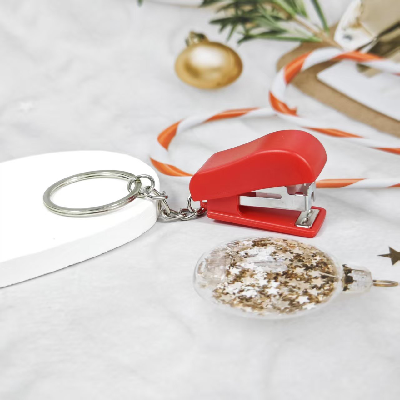 Mini grapadora de dibujos animados transfronterizos macarón llavero estudiantes grapadora creativa colgante conveniente al por mayor