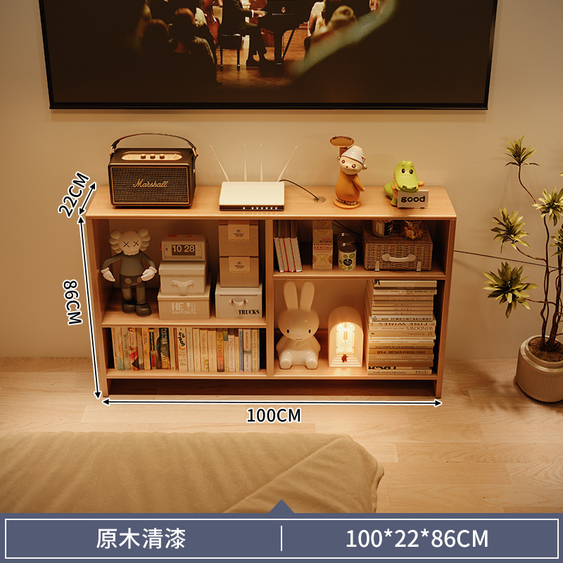 El estante de la pared del televisor está contra la pared, todo el gabinete estrecho de madera maciza, el proyector se coloca debajo del estante largo del decodificador del enrutador