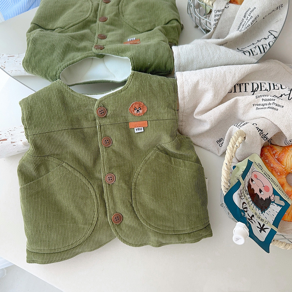 Versión coreana de ropa de otoño e invierno para bebés, chaleco de pana grueso y cálido más pantalones de terciopelo, camisa de fondo a rayas, traje de tres piezas