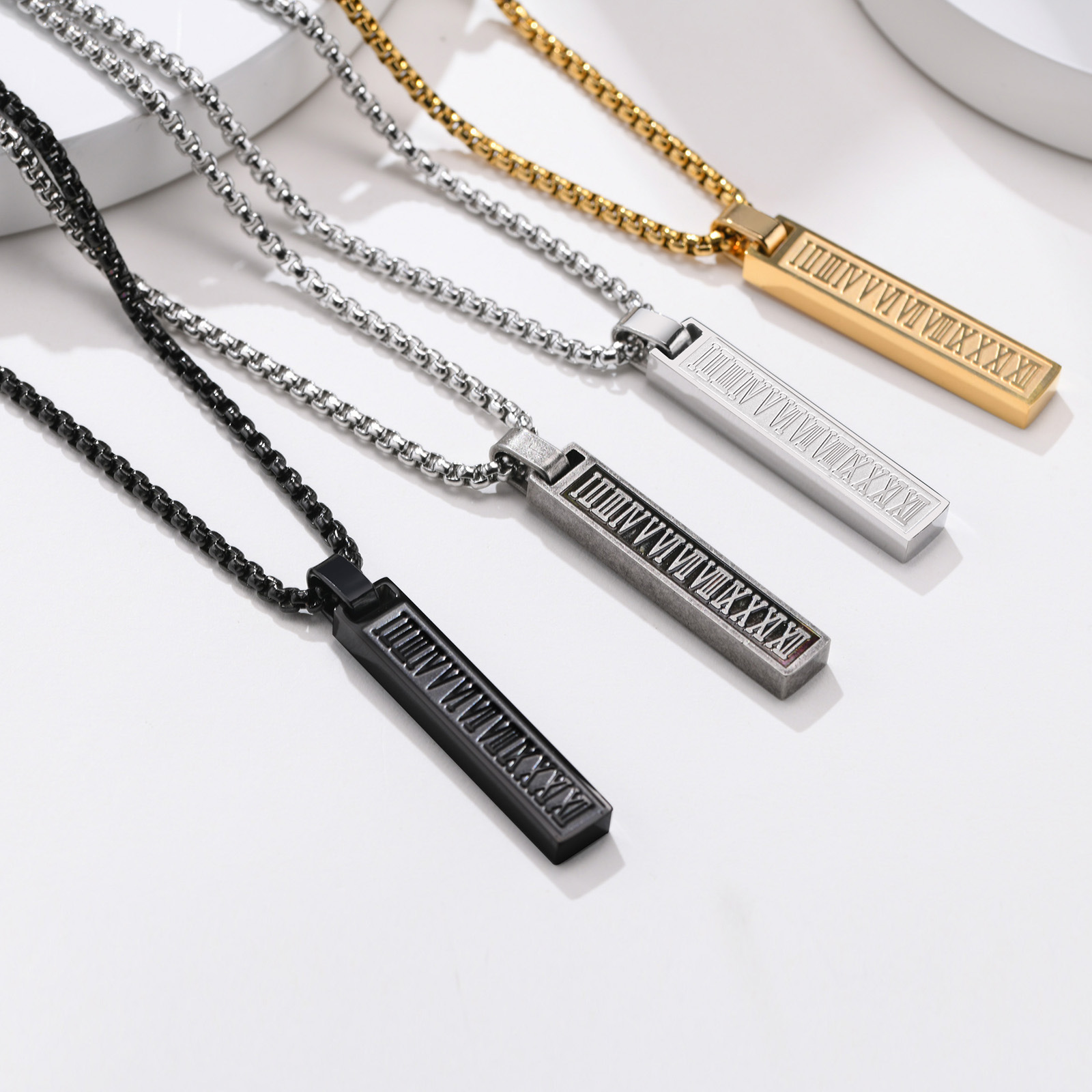 Nouveau pendentif en forme de barre rectangulaire en chiffres romains en acier inoxydable, collier géométrique de couleur acier noir pour hommes_voghion.com