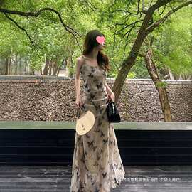 清冷水墨蝴蝶碎花吊带连衣裙女2026夏季新款法式别致绝美气质长裙