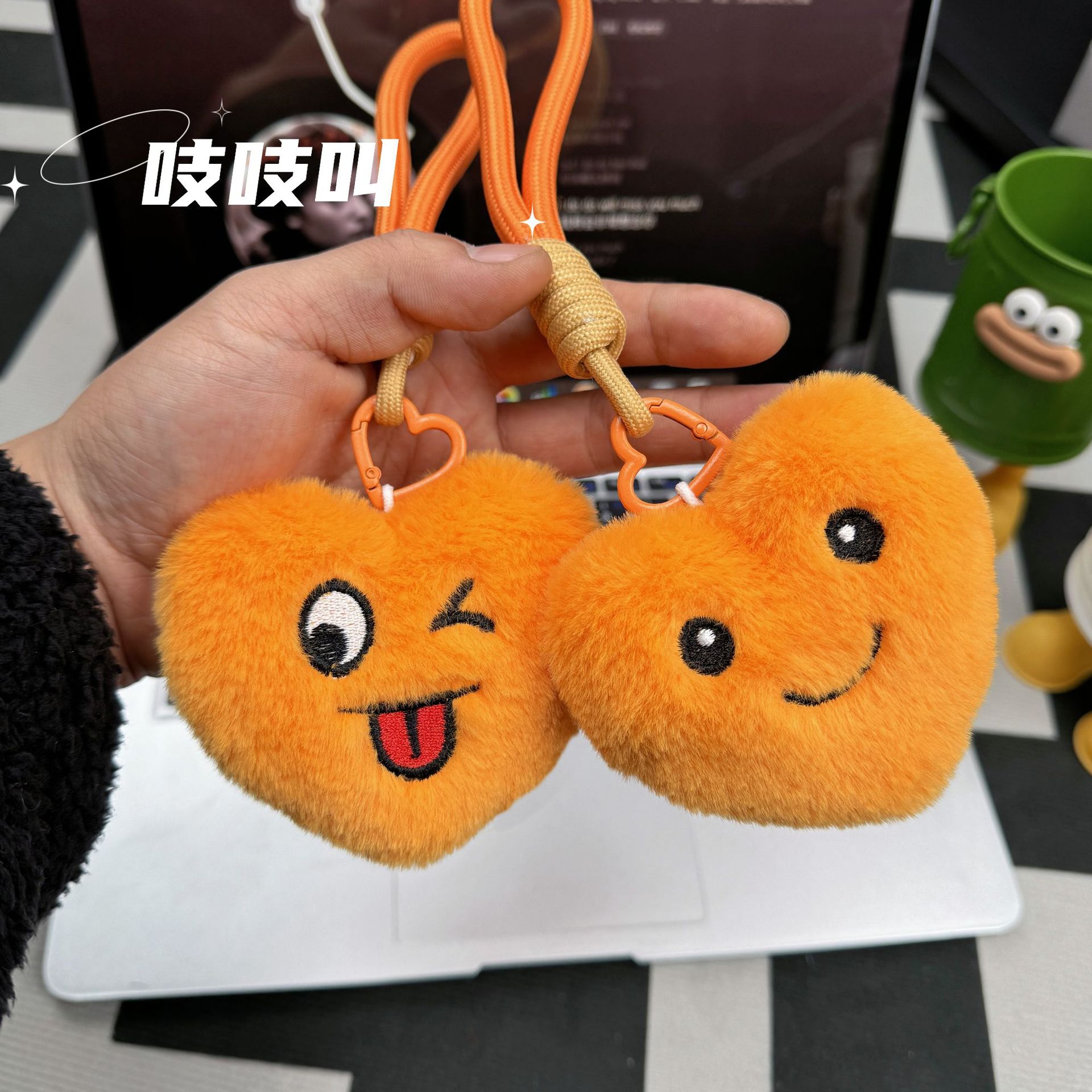 新款可愛呆萌愛心毛絨玩偶掛件可愛吱吱叫調皮微笑愛心鑰匙扣掛飾