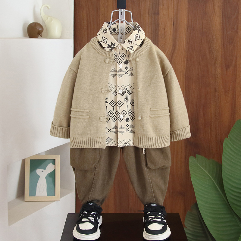 5728 Traje de otoño para niños 2025 Nuevo estilo Estilo occidental Chaqueta de suéter para niños Traje de tres piezas Ropa de primavera y otoño para niños