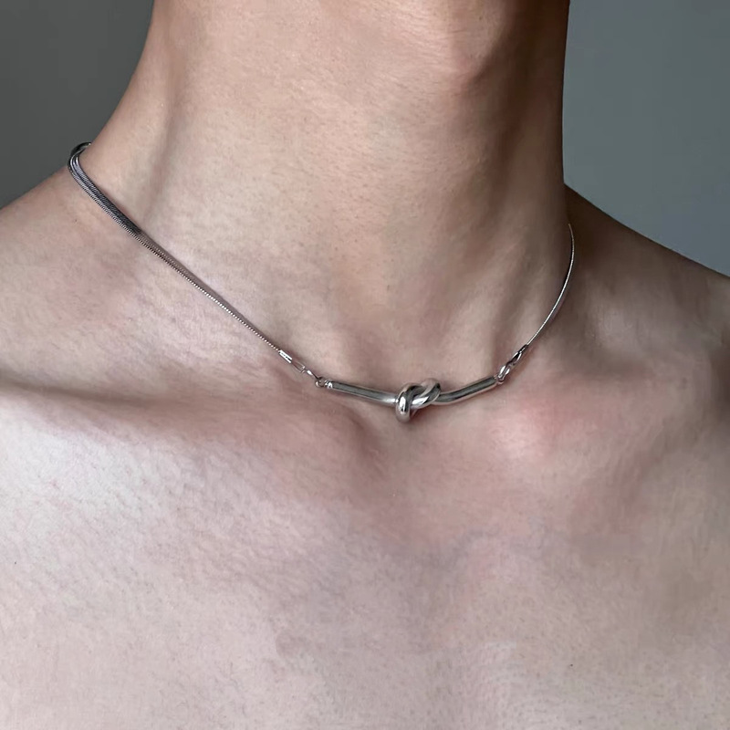 Hip-Hop Cold Wind Knot Fun Snake Bone Chain Short Titanium Steel Men's Necklace Women's Clavicle Chain Color-free Woolen Chain