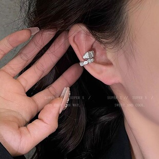 Super sparkly full diamond snake-shaped ear bone clip without piercing, high-end and temperament Internet celebrity earrings niche 2023 new earrings