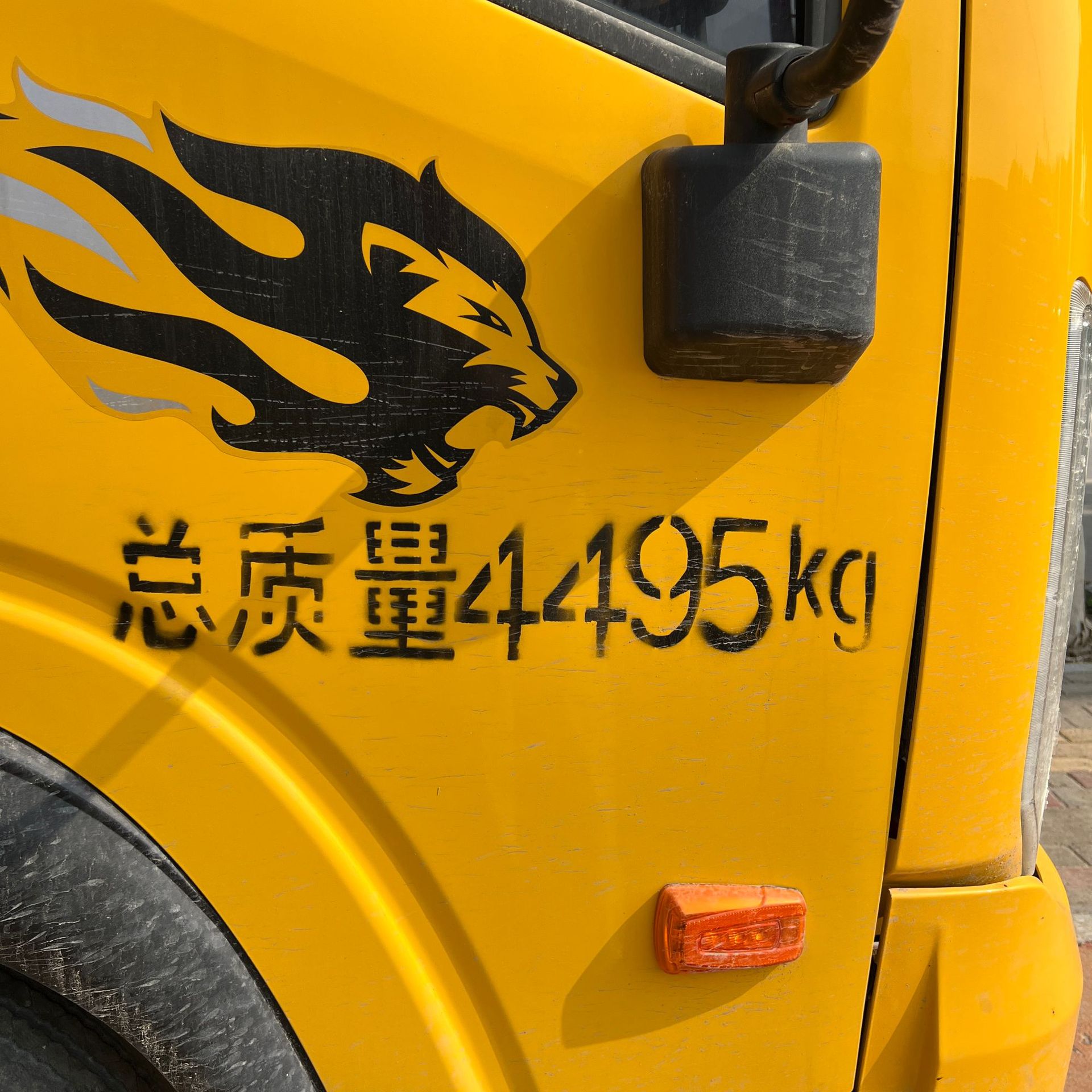 The factory exports to Africa the Sinotruk HOWO 4.2m box-type dump truck, a vehicle specifically designed for urban transportation