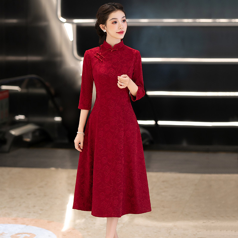 Red Chinese-Style Long-Sleeved Modern Cheongsam Dress for Women, Elegant and Suitable for Mother-In-Law or Mother, Wedding Banquet Attire, Spring and Autumn